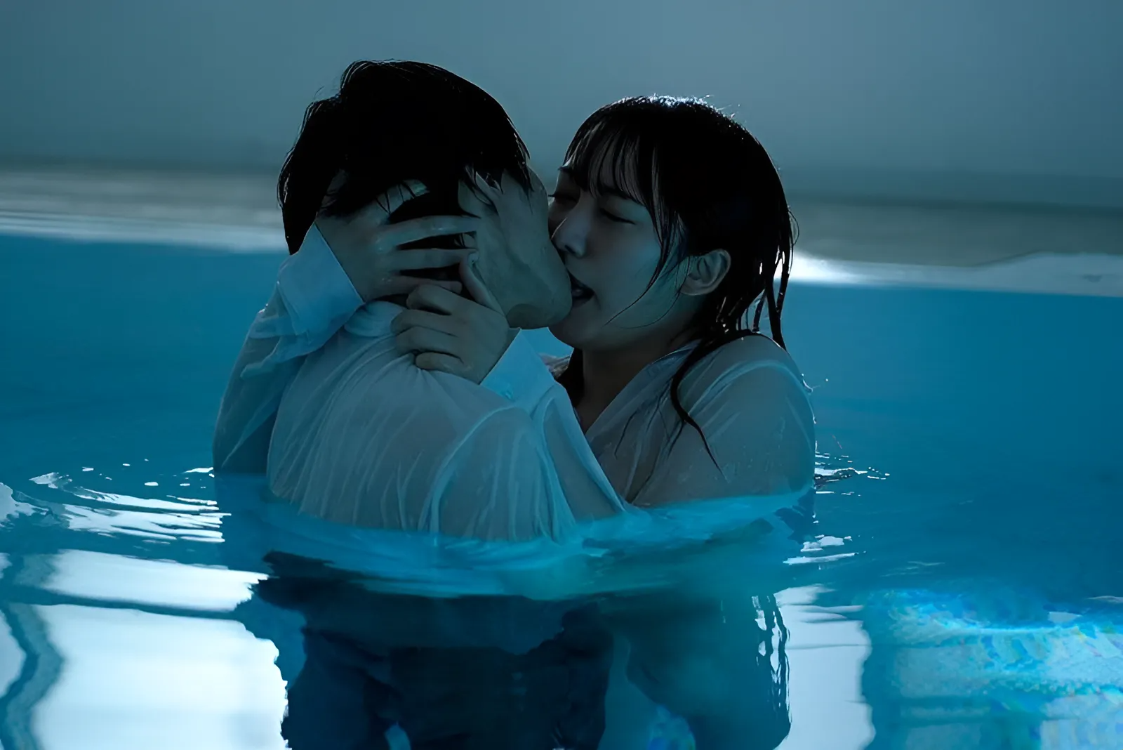 HMN-452 和班长一起在游泳池里热身