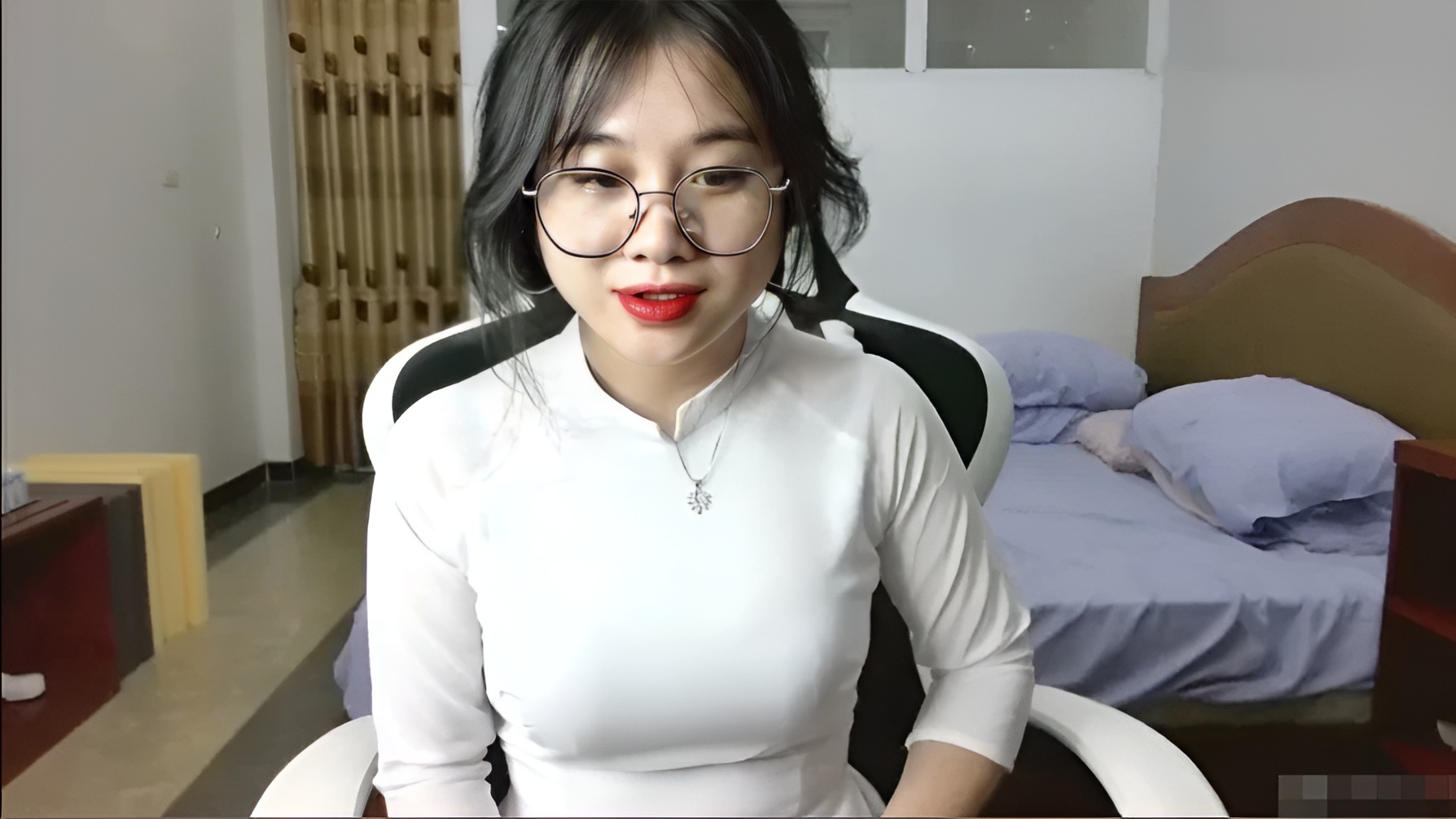 Anna em ao dai se masturba....